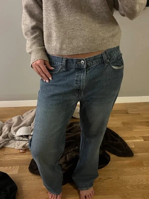 snygga baggy jeans - Säljer ett par blåa jeans med loose fit. Perfekta för dig som gillar en avslappnad och trendig look. jag brukar ha storlek 38 i jeans och ni ser hur dom sitter på mig men skulle säga att dem är i storlek L