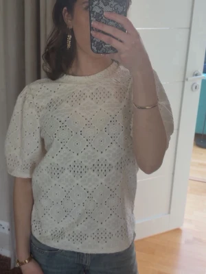 Vit topp - Supersöt topp som är perfekt till sommaren men som inte kommer till användning då jag tycker den ser lite för stor ut på mig