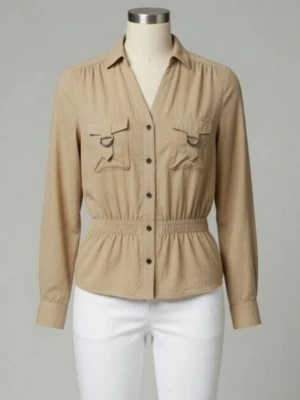 Beige snygg blus. Strk: 34, XS-S. Material: Viskos. Felfri. - Beige snygg blus. Strk: 34/XS-S. Material: Mjuk och luftig Viskos. Felfri.  Har 2 bröstfickor med spännen, resår i midjan, reglerbara ärmar. Säljer även en likadan, fast svart. Skyltdockan visar liknande modell och passform.