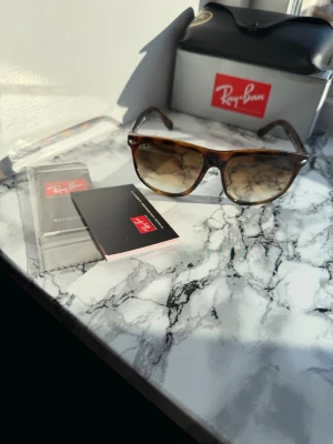 Rayban boyfriend  - Schyssta solglasögon perfekta inför sommaren! ✔️Modell 4147 601/32! Storlek:56! Vid minsta fundering kontakta mig✔️