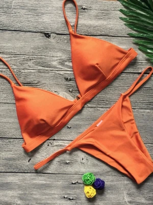 Orange bikini med smala axelband - Snygg orange bikini med smala axelband och triangelformad topp. Underdelen har enkel design och låg midja. Perfekt för strandhäng och soliga dagar. 🌸