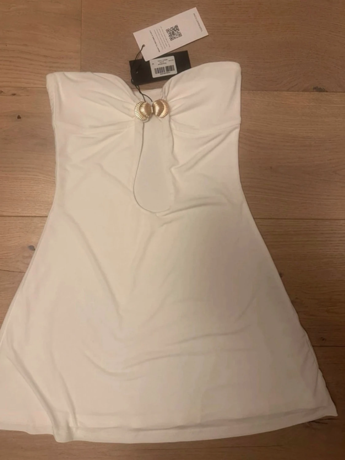 Vit axelbandslös kortklänning - 1