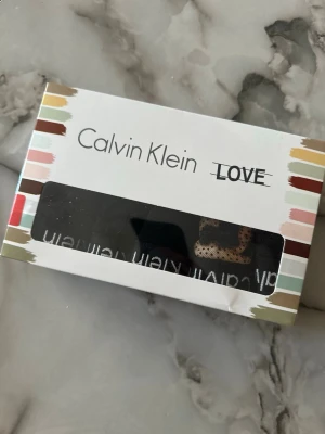 Svarta trosor från Calvin Klein - Säljer ett set med tre svarta trosor från Calvin Klein. Trosorna har bred resår med logotypen och är tillverkade i mesh med olika mönster. Perfekt för dig som gillar stilrena och trendiga underkläder.