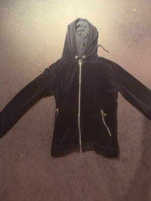 Limitato Zip-Hoodie - Säljer en svart Limitato zip-hoodie i mocka/velour-look i fint skick. Riktigt skön kvalitet och lite mer premium känsla än vanliga hoodies. Storleken är i XS och skicket är på 8-9/10, pris kan diskuteras vid snabbaffär. Hör av er vid frågor/funderingar!