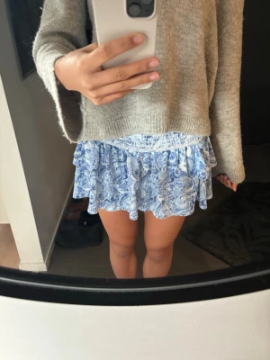 Mönstrad volang kjol - Säljer denna fina volangkjolen som inte kommer till användning har använts enstaka gånger. Frifrakt till söndag 3 maj💞