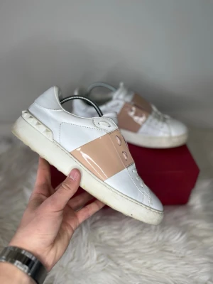 Valentino opens - Säljer dessa supersnygga valentino opens💫 | Skorna är i strl 40, och är i 9/10 skick. | Endast skor medföljer 💫 |   Hör av er vid frågor☺️