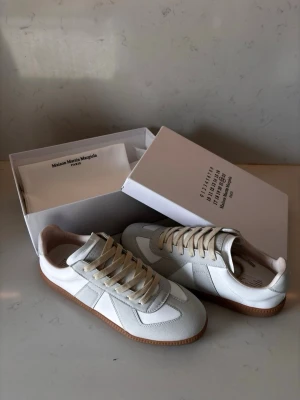 Maison Margiela - Säljer ett par feta margielas som är i ny skick. Ställ frågor om det behövs och pris kan diskuteras vid snabb affär👍🏽