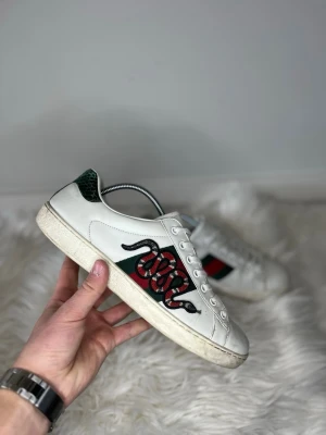 Gucci Ace ”Snake” - Säljer dessa supersnygga Gucci Ace💫 | Skorna är i strl 40, och är i 8,7/10 skick förutom lite på hälen| Endast skor medföljer 💫 |   Hör av er vid frågor☺️