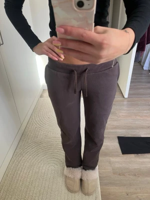 Bruna mjukisbyxor - Säljer ett par bruna mjukisbyxor med raka ben och bred resår i midjan. Byxorna är i mjukt och skönt material, perfekta för chill dagar hemma. 