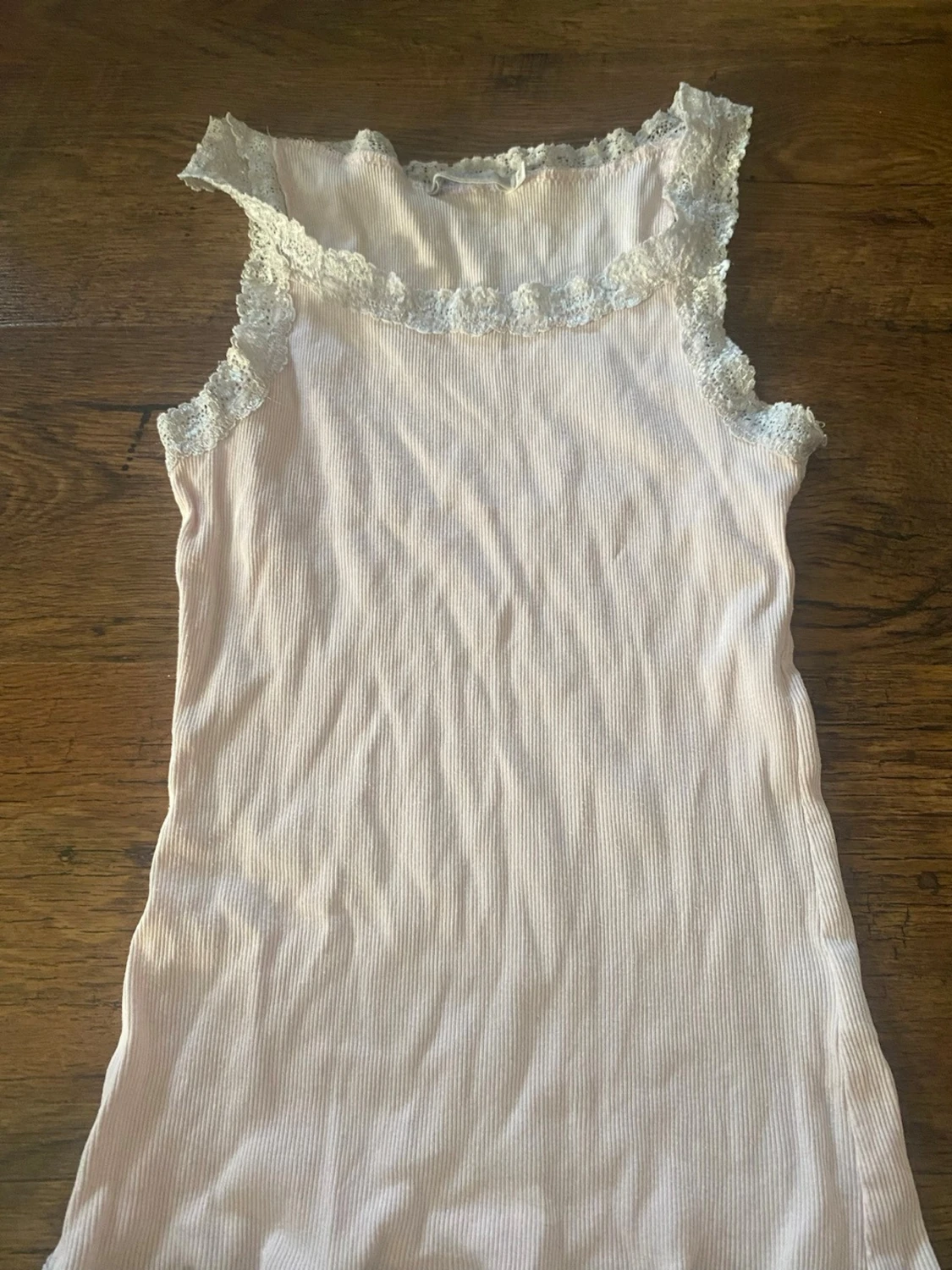 Ljusrosa ribbad linnetopp med spets