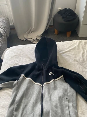 Nike hoodie med dragkedja svart/grå - Nike hoodie med dragkedja i svart och grått. Användes inte längre 