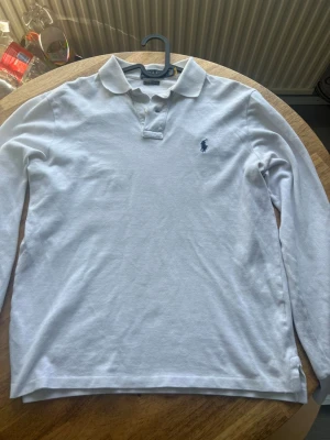 Säljer ralph lauren pike långarmad - Ralph lauren piké, mycket bra skick och passar till nästan allt. Storlek S, Ord pris 1800kr säljer för 549kr