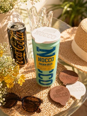 Dryckeslock NOCCO & Coca-Cola - Säljer coola dryckeslock i form av runda plattor med NOCCO och Coca-Cola-loggor. Locken är tillverkade i brunt och vitt material, perfekta för att hålla drycken fräsch och skydda mot insekter. Passar burkar och glas, snygg design med präglad text. En för 60kr eller 2 för 100kr