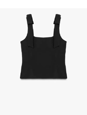 Svart linnetopp med breda axelband - Stilren svart linnetopp med breda axelband och fyrkantig ringning. Toppen har en enkel och clean design som passar perfekt till både jeans och kjol. Axelbanden har dekorativa detaljer som ger en extra touch till looken.