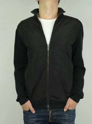 Massimo Dutti hybrid cardigan  - MASSIMO DUTTI HYBRID CARDIGAN Storlek : XL passar L Passform : Mindre Användning : Jackan är i ett fint skick utan defekter Nypris : Cirka 1500SEK Modellen på bilden : 182CM och väger 76,5KG