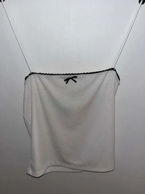 Vitt linne med Gina Tricot - Vitt linne från gina tricot, använt 2-3 gånger men är i bra skick. Strl S. Skriv om du har frågor