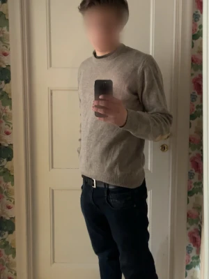 Grå stickad tröja från Barbour - Riktigt snygg tröja gör mig endast av med den pga min garderob är helt full. Och den har krympt i tvätten den var L förut men nu sitter den mer som S/M