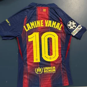 Lamine Yamal Barcelona Fotbollströja - Helt ny Lamine Yamal Barcelona Fotbollströja i storlek M