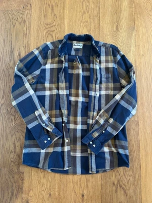Skjorta/Overshirt från Barbour   - Sjukt fet rutig skjorta från Barbour, storlek L. Lite av de tjockare slaget så passar även perfekt som overshirt. Mycket bra skick, skriv vid eventuella funderingar😁                                                    Fraktar inom 1-2 dagar