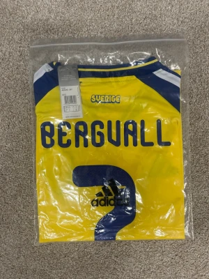 Sverigetröja Hemmaställ Bergvall - Helt oöppnad Sverigetröja med Bergvall på ryggen, perfekt till VM i sommar!☀️🇸🇪⚽️