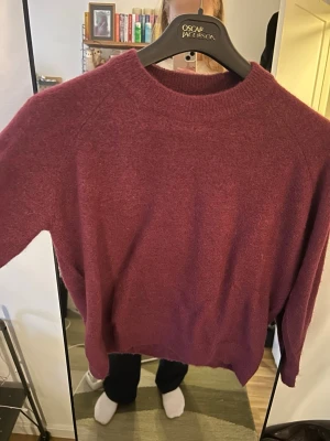 Mörkröd stickad tröja från Zara - Säljer en mörkröd stickad tröja från Zara med rund hals och långa ärmar. Storlek M! Skriv för frågor💕