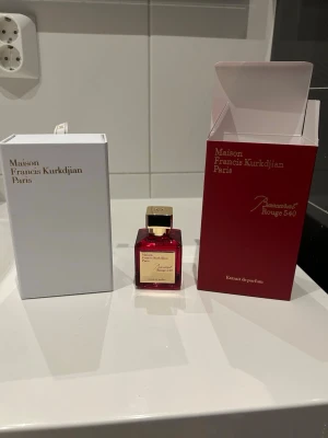 Maison Francis Kurkdjian Baccarat Rouge 540 - Exklusiv parfym från Maison Francis Kurkdjian, Baccarat Rouge 540. Flaskan är djup röd med guldigt lock och etikett, fyrkantig och elegant design. Levereras med både vit och röd originalkartong. Perfekt för dig som vill ha en lyxig och unik doft.