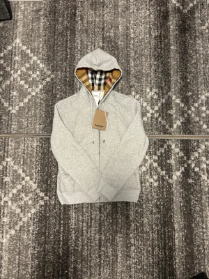 Grå burberry kofta - Helt ny burberry kofta i grå i storlek S. Jätte skönt o skit snygg , kom dm för frågor👍🏼