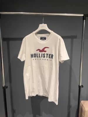 Hollister t shirt Storlek M - Säljer en vit Hollister t shirt|Storlek:M| Skick:8/10|Pris:299|Frakt:24h| Vid frågor och funderingar är de bara och höra av dig ‼️ 