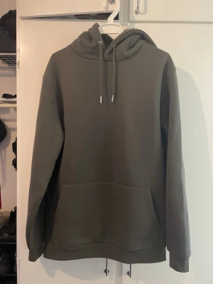 Militärgrön New Yorker Huvtröja - Militärgrön huvtröja från New Yorker. Använd några gånger och är i mycket bra skick. Regular fit. 