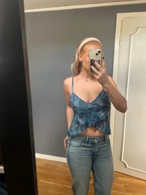 Blå tunn topp - Snygg blå mönstrad topp från England.