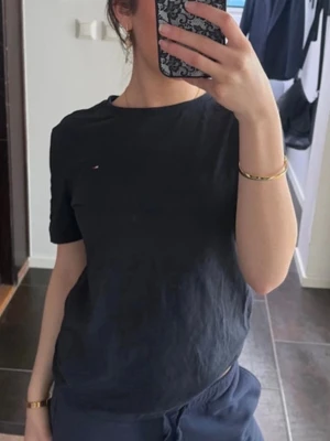 Tommy Hilfiger T-shirt  - Supersöt TH T-shirt i marinblå. Är i barnstorlek men passar xs💕