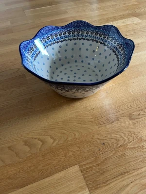 Skål som är ”Hand made in Poland” - Skål som är vit med blåa detaljer och även hand made in Poland.