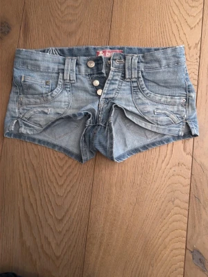 Jeansshorts   -  Jättesnygga shorts. Säljer dom tyvärr på grund av att de är för små 🫠🩷🩷