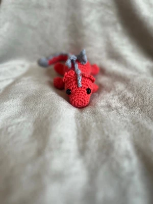 Virkad drake  - Draken är ca 5 cm hög och 25 cm lång ❤️ obs draken har Säkerhetsögon som inte rekommenderas för barn under tre år 