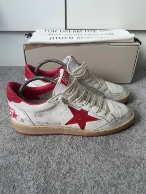 Golden Goose Ballstars - Hej! Säljer nu dessa extremt snygga Golden Goose Ballstar skorna i nyskick. | Perfekta färgen för sommaren och i strålande skick. | Storlek 40 men sitter som en 41. | Denna färgkombinationen är väldigt svår att få tag i. | Hör av er vid frågor!🌟