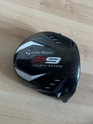 Driver huvud  - Ett taylormade R9 Superti driver huvud i fint skick, högerfattad. 