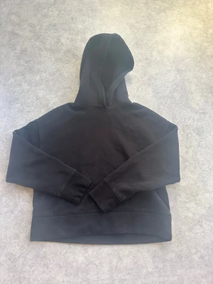 Svart hoodie - Ganska använd men inget fel på den alls 😅 Den är lite kort.