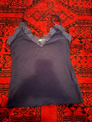 Marinblå topp - As snygg marinblå topp som inte används längre. Passar perfekt för dig som är xs och S