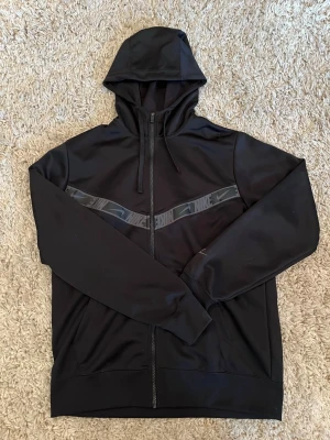 nike hoodie  - nike hoodie i svart. skön nike hoodie i bra skick. 