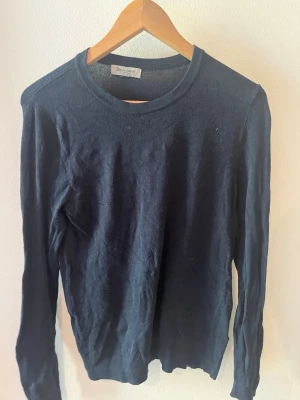 Slim fit stickad tröja  - Enkel stickad tröja från basic. Bra kvalité men säljer för billigt 