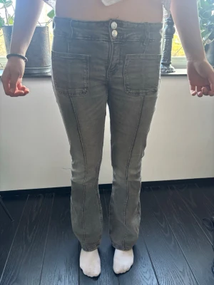 Grå jeans med raka ben och stora fickor - Säljer ett par grå jeans med fina fickor. Inte min stil längre. Dem sitter jätte bra och är väldigt bekväma.🥰 Fint skick och det är inget fel. Jag kan skicka mer bilder om det önskas💕