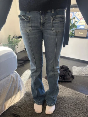 Blå jeans med fickdetaljer - Jätte fina jeans som har legat i min garderob för att jag inte tycker att de ser så snygga ut på mig. Men dem är i ett jätte bra skick. Jätte bekväma och väldigt bra skick. Endas använt några gånger.🥰 kan skicka mer bilder om det önskas💕