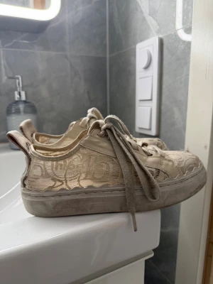 Chloe sneakers  - Chloe sneakers i använt skick, därav priset. Sulan mår bra så de är fortfarande fina och användbara! har inte prövat rengöra de!!! 