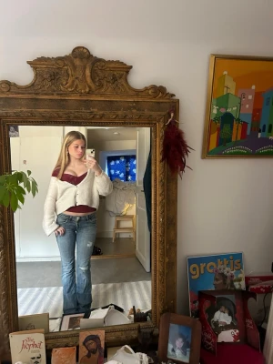 Low waist bootcut jeans - Säljer dessa as snygga jeansen från Levis! Som man kan se har dom lite slitage på baken och längst ner på byxorna men jag tycker detta ser ganska coolt ut. Gylfen kan gå upp ibland men går enkelt att fixa som man ser på bild fem. Byxorna passar till många olika outfits.                    Midjemått tvärsöver: 35 cm innerbenslängd: 75 cm