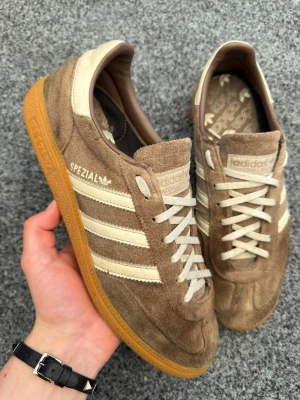 Adidas spezial 45(1/3) - Säljer dessa sjukt snygga och superpoppulära adidas spezial sneakers! Size 45 och 1/3. Innersula 29cm. Skick 8,5/10. Skorna är nytvättade därför kan de vara mörkare på vissa ställen. Skriv vid frågor! 💯