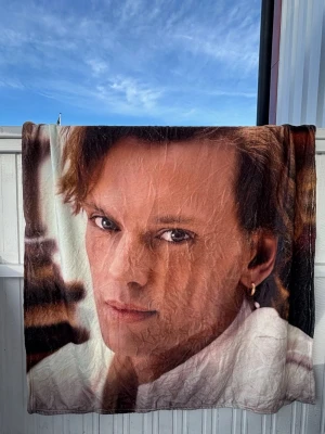 Jamie campbell bower filt 150x130 - Filt i mjukt material med stort tryck Jamie campbell bower porträttmotiv i naturtrogna färger. Filtens färgskala går i beige, brunt och svart med detaljer i vitt. Perfekt att ha i soffan eller som dekoration i rummet. 130x150cm