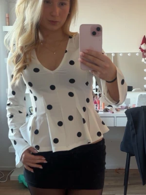 Vit prickig blus med v-ringning - Säljer då jag inte hittar något bra tillfälle att använda den till