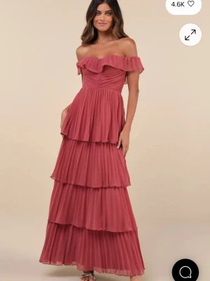 Rosa offshoulder långklänning volang - Säljer denna helt oanvända o o rörda balklänning med alla lappar och allt på❤️den är i storlek xs och jag är själv 163 cm lång ❤️ färgen ser lite annorlunda ut på min kamera så ni vet 🔥