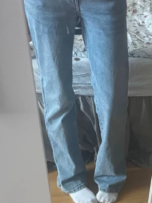 Ljusblå snygga jeans  - Säljer ett par ljusblå jeans med rak passform och klassisk femficksdesign. Jeansen har lowaist midja och är tillverkade i ett mjukt denimtyg som ger en avslappnad look. Perfekta för dig som gillar en enkel och tidlös stil. Jag är 163 cm!💕jeansen är i storlek S men jag sydde in dom lite i midjan