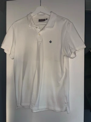 Vit pikétröja från Morris - Tjena! Säljer nu min vita Morris piké som är perfekt till sommaren när man vill vara lite uppklädd. Om ni har frågor hör av er så svarar jag så snabbt jag kan. MVH Filip 